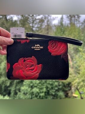 COACH Corner Zip Wristlet in Red Rose Floral Print CCJ70 NWT AUTHENTIC